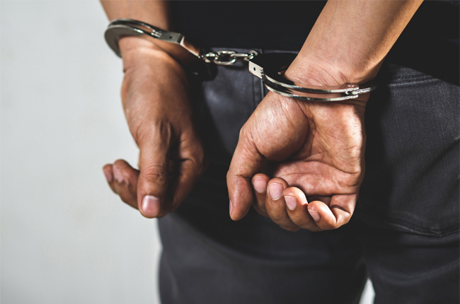 வெளிநாட்டுத் துப்பாக்கியுடன் முன்னாள் சிப்பாய் சிக்கினார்.