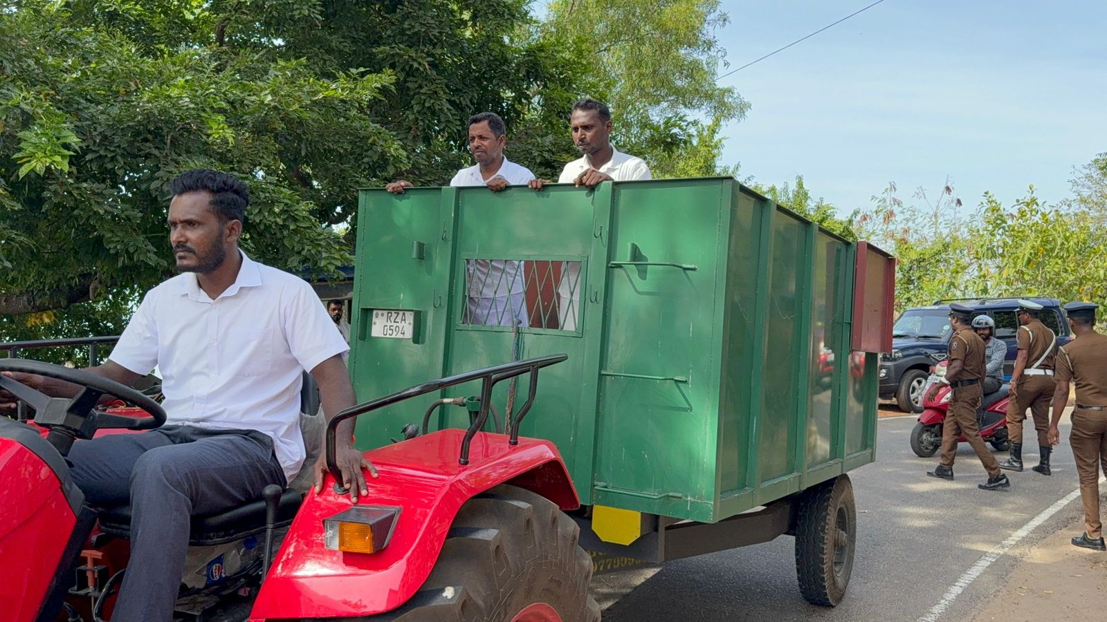 மட்டக்களப்பு மாவட்ட ஒருங்கிணைப்புக் குழுக் கூட்டத்துக்கு  குப்பை ஏற்றும் வாகனத்தில் சென்ற தமிழரசுக் கட்சியின் தவிசாளர்கள்..