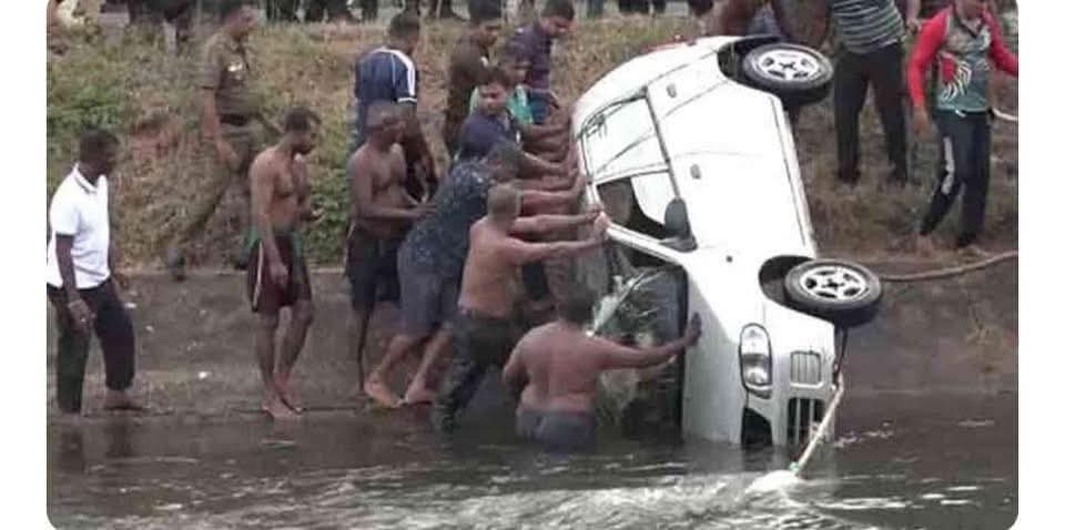 கால்வாயில் கவிழ்ந்தது கார்! இருவர் பரிதாப உயிரிழப்பு!!