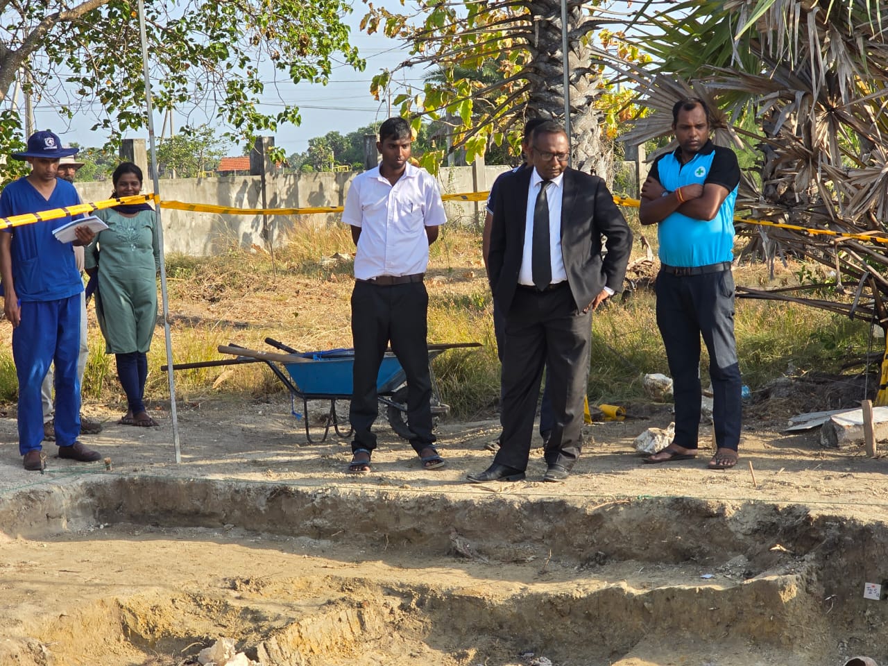 செம்மணியில் இன்று 4 எலும்புக்கூட்டுத் தொகுதிகள் அடையாளம்! – சிறிய என்புத் தொகுதியை அரவணைத்தவாறு காணப்பட்ட பெரிய என்புத் தொகுதி.