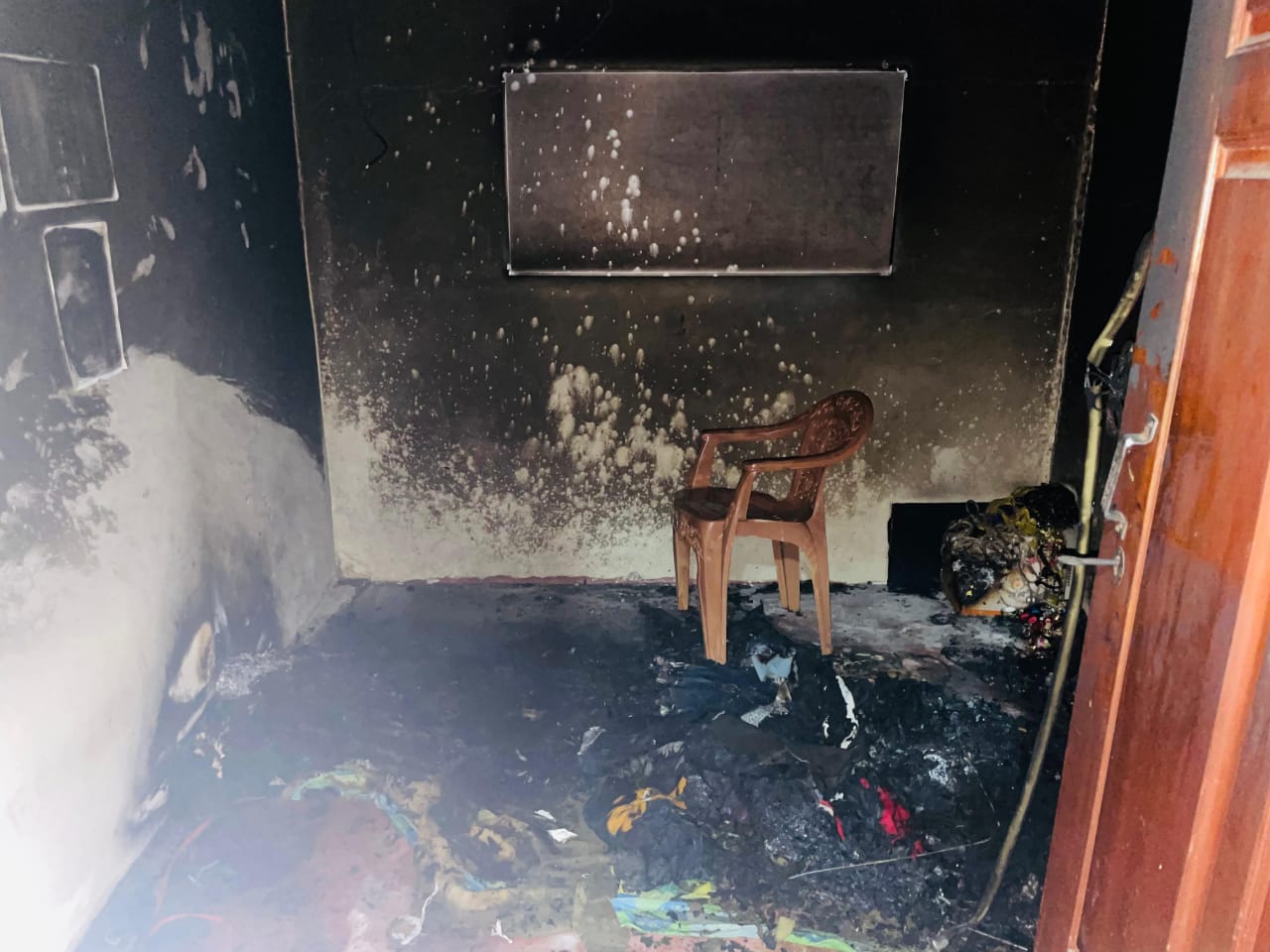 யாழ். சிறைக் காவலாளியின் வீட்டின் மீது அதிகாலை பெற்றோல் குண்டுத் தாக்குதல்.