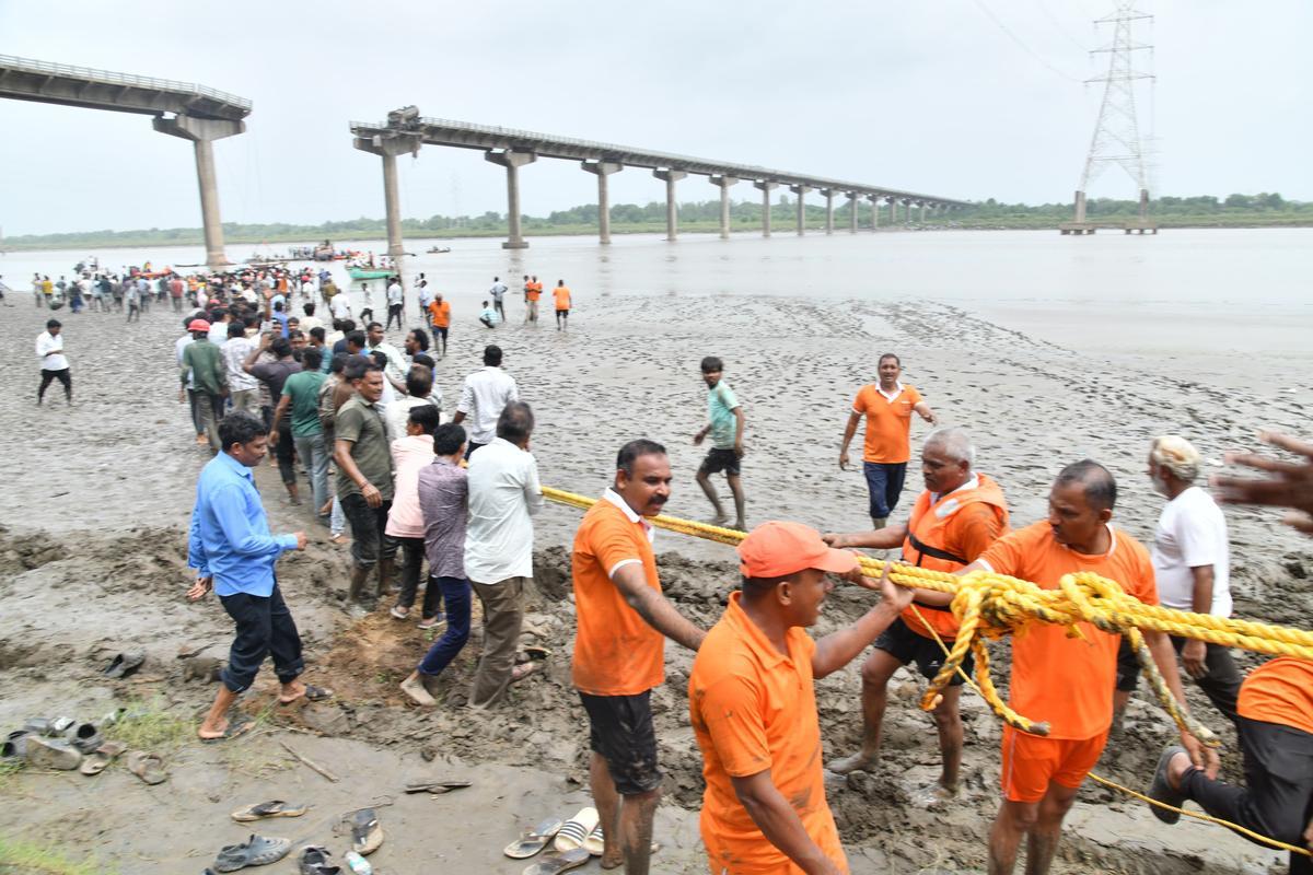 குஜராத் ஆற்றுப் பாலம் விபத்து: 13 பேர் உயிரிழப்பு