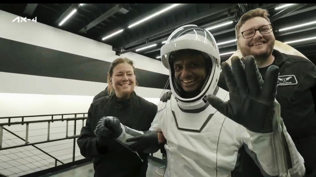 இந்திய வீரர் சுபான்ஷு சுக்லா: 20 நாள் விண்வெளிப் பயணம் முடிந்து பூமிக்குத் திரும்பினார்!