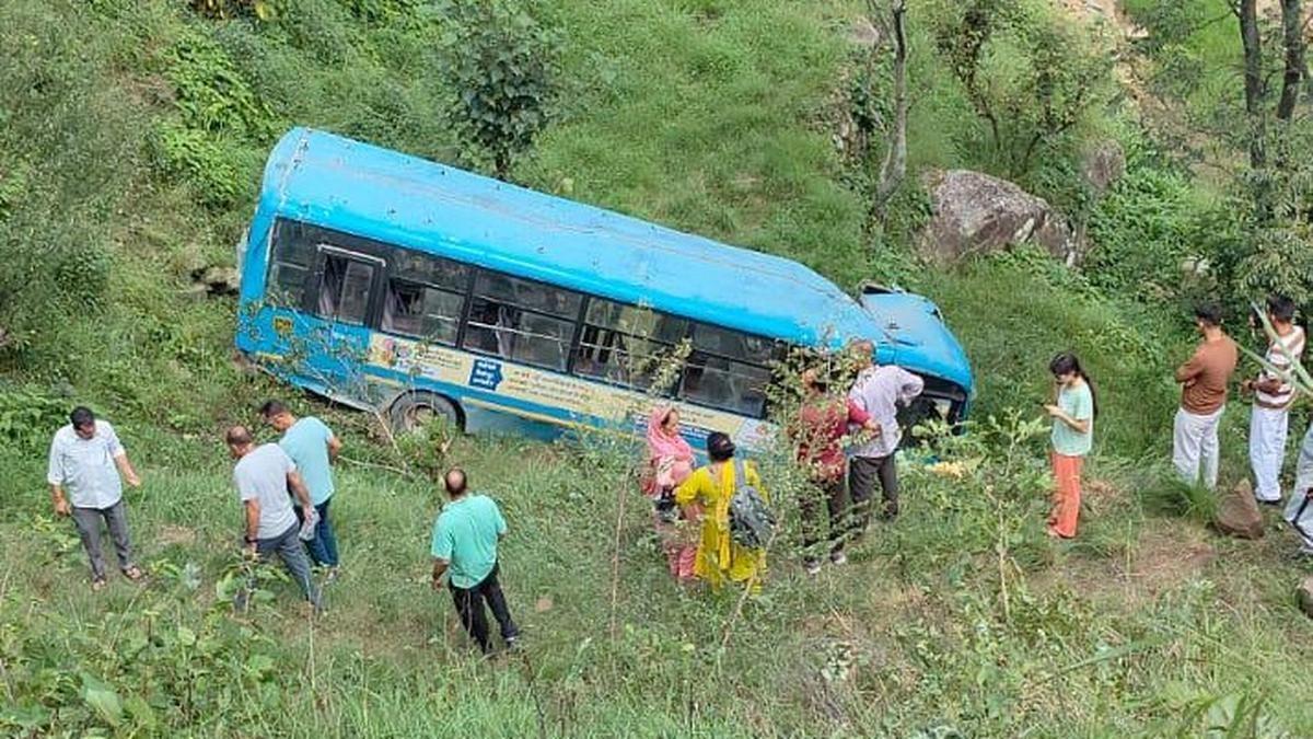 இமாச்சல பிரதேசத்தில் பேருந்து விபத்து: 8 பேர் பலி, 21 பேர் படுகாயம்