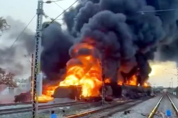 கச்சா எண்ணெய் ரயில் தடம் புரண்டு பயங்கர தீ: திருவள்ளூரில் ரயில் போக்குவரத்து முடக்கம்!