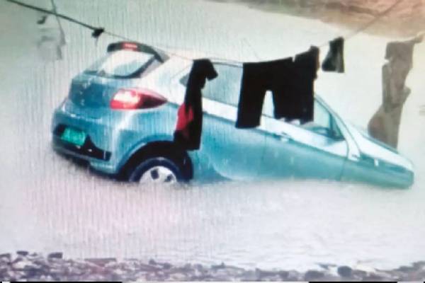 கேரளாவில் பரபரப்பு: கூகுள் மேப் காட்டிய பாதையில் சென்று குளத்தில் விழுந்த கார் – தம்பதி மீட்பு