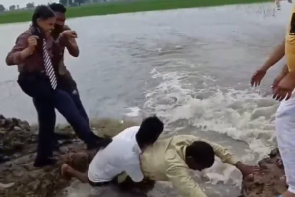 பஞ்சாப் வெள்ளம்: மனித பாலம் அமைத்து குழந்தைகளை மீட்ட இளைஞர்கள் – நெகிழ்ச்சி வீடியோ வைரல்!