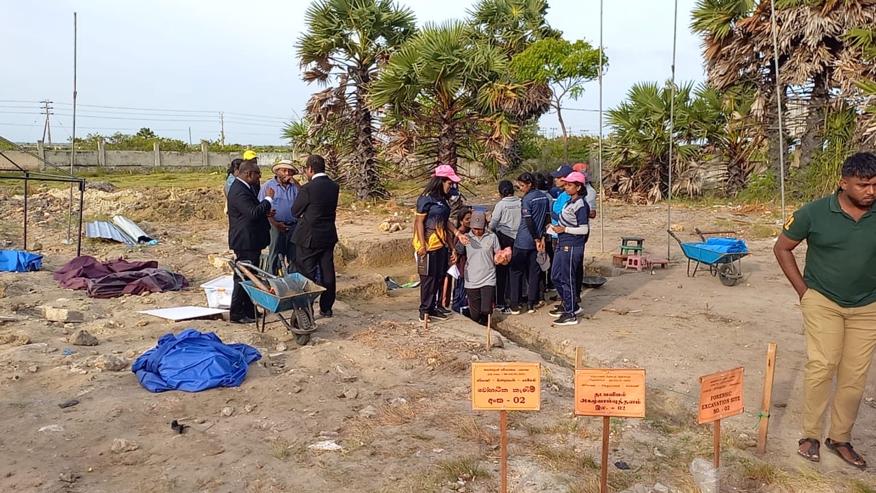 செம்மணியில் மேலும்  ஐந்து எலும்புக்கூடுகள்  – உடைந்த காப்பும், சிறுவர்களின் பாதணியும் அடையாளம்.