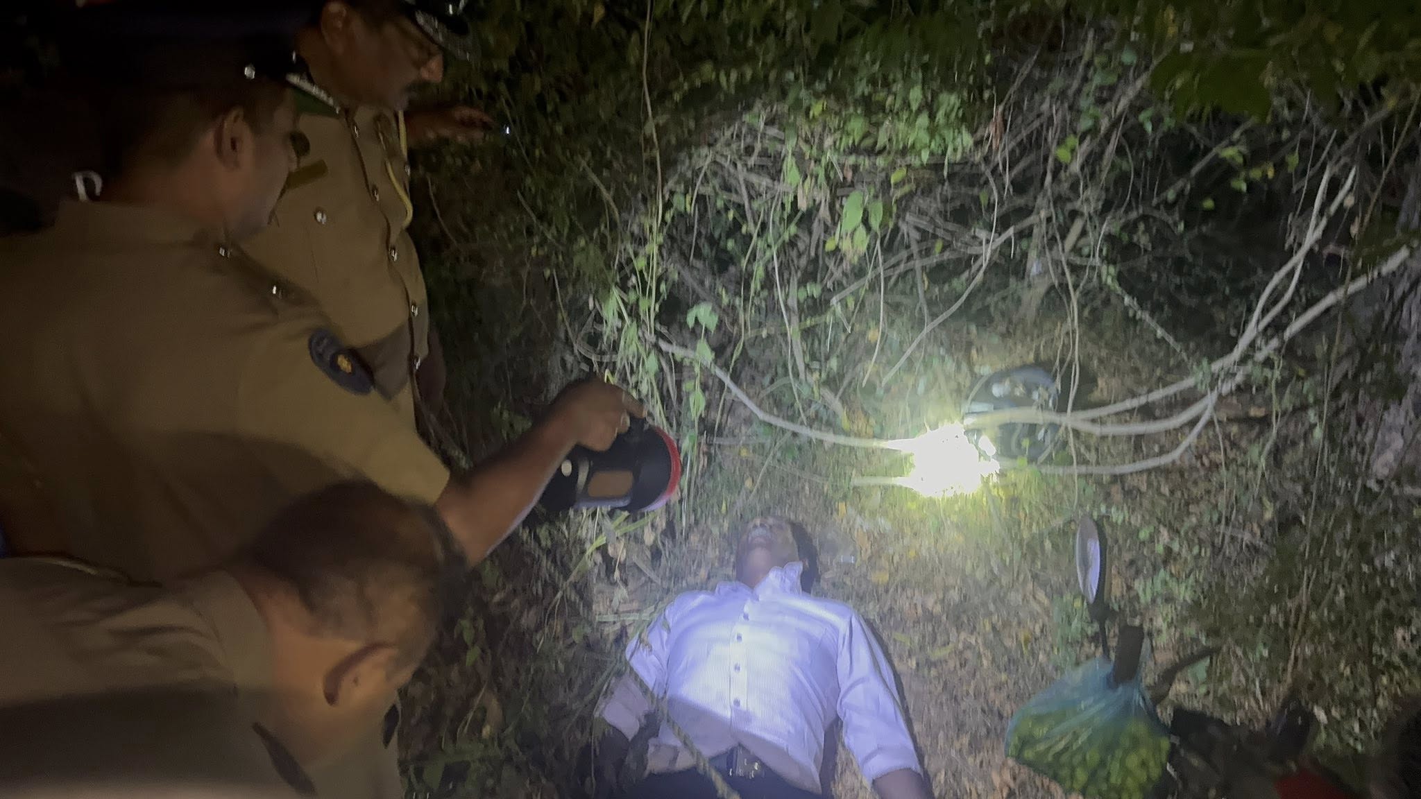 வவுனியாவில் பொலிஸார் வெறியாட்டம்!   குடும்பஸ்தர் ஒருவர் பரிதாப உயிரிழப்பு!!  – போராட்டத்தில் ஈடுபட்ட மக்கள்.