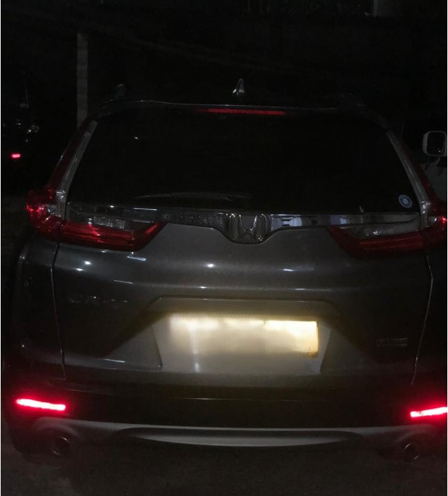 வெளிநாட்டுத் துப்பாக்கியுடன் காரில் வந்த மூவர் சிக்கினார்கள்.