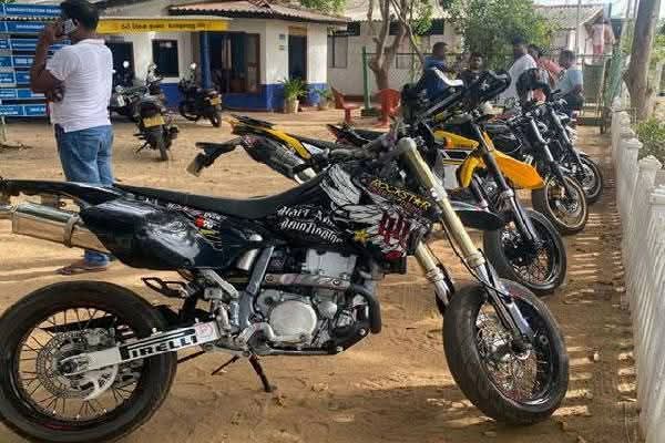 இந்தியாவில் இருந்து கடத்தி வரப்பட்ட அதிக வலு மோட்டார் சைக்கிள்கள் சிக்கின!
