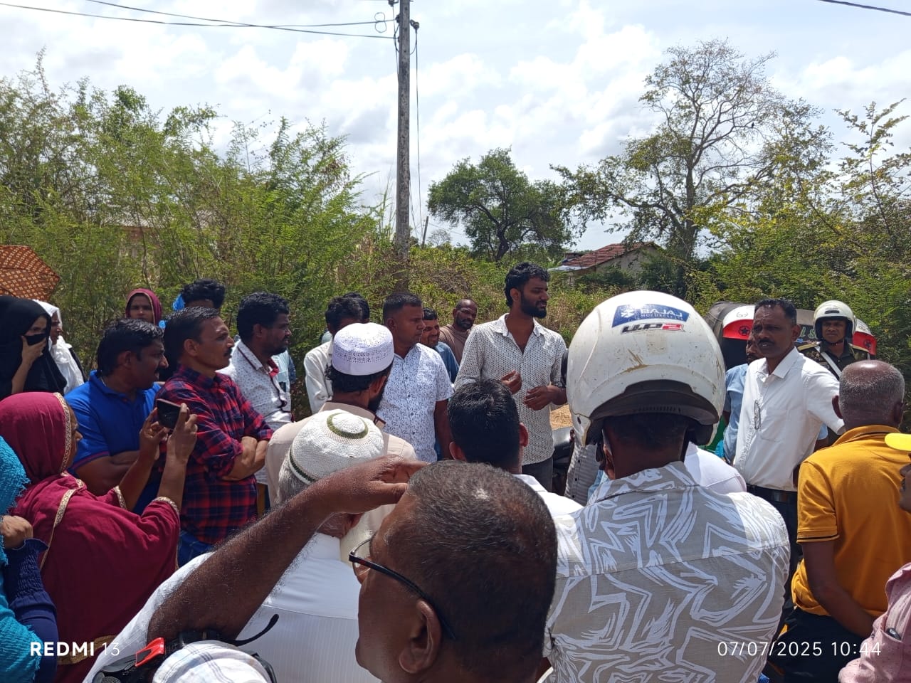 வீதியைப் புனரமைத்துத் தருமாறு கோரி வவுனியாவில் கவனவீர்ப்புப் போராட்டம்.
