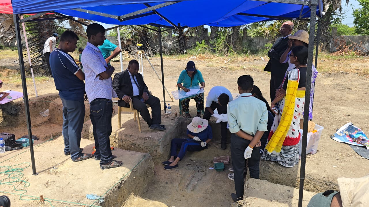 செம்மணி அகழ்வுப் பணிகள் தற்காலிகமாக இடைநிறுத்தம்  ஜூலை 21 ஆம் திகதி மீள ஆரம்பம் இதுவரை 65 எலும்புக்கூடுகள் மீட்பு.