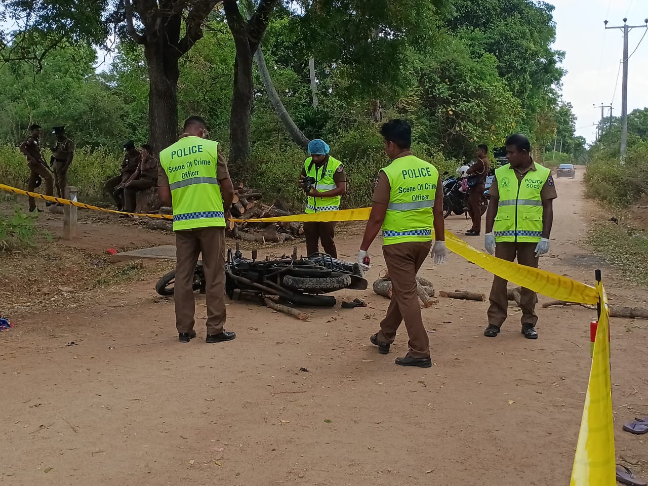 வவுனியா அமைதியின்மையில் 5 பொலிஸார் காயம்!  – பொலிஸாரின் மூன்று வாகனங்களும் சேதம்.