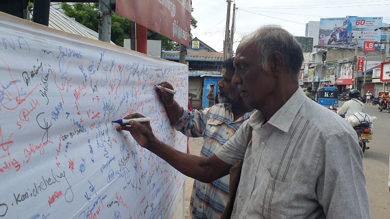 “பயங்கரவாதத் தடைச் சட்டத்தை உடன் இரத்துச் செய்”  – யாழ்ப்பாணத்தில் கையெழுத்துப் போராட்டம்.