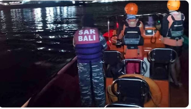 பயணிகள் கப்பல் கவிழ்ந்து விபத்து – நான்கு பேர் பலி.