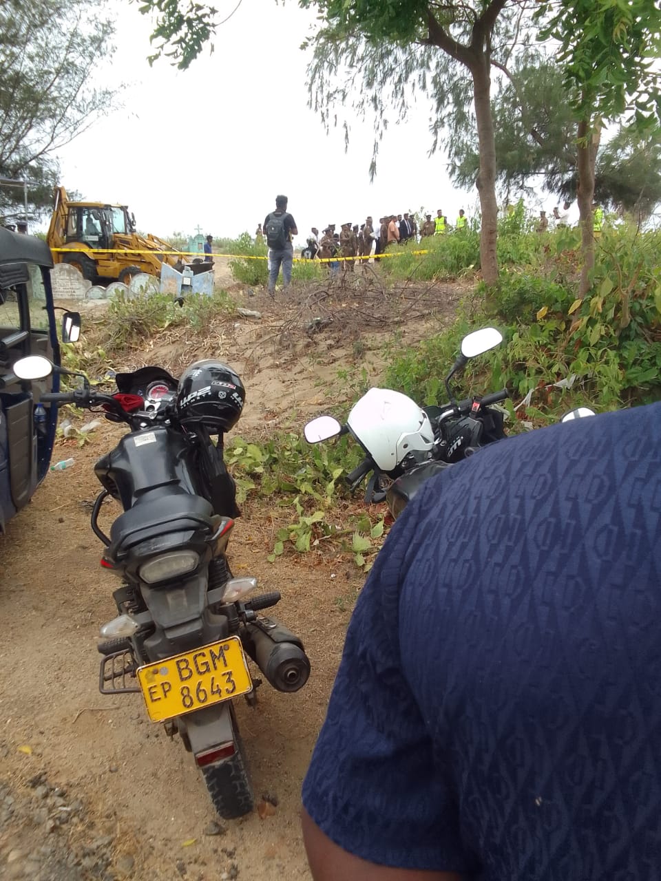 இனியபாரதியால் கடத்திக் கொல்லப்பட்டோர் புதைக்கப்பட்டனர் என்று சந்தேகிக்கப்படும்    தம்பிலுவில் மயானத்தில் தோண்டும் நடவடிக்கை.