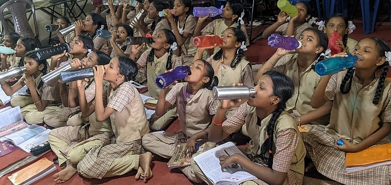 மாணவர்களின் உடல்நலனுக்காக ‘வாட்டர் பெல்’ திட்டம்: தமிழகப் பள்ளிகளில் அமலுக்கு வந்தது!