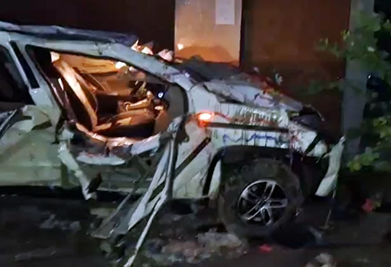 உத்தரப் பிரதேசத்தின் சம்பல் மாவட்டத்தில் கல்லூரி வளாக சுவரில் கார் மோதிய விபத்தில் மணமகன் உள்பட 8 பேர் பலி!