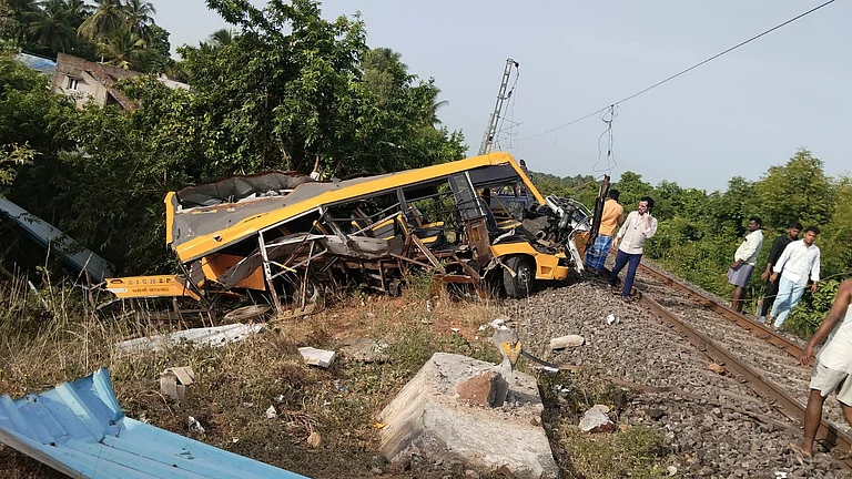 கடலூரில் பள்ளி வேன் மீது ரயில் மோதியதில் 3 மாணவர்கள் பலி, கேட் கீப்பர் கைது