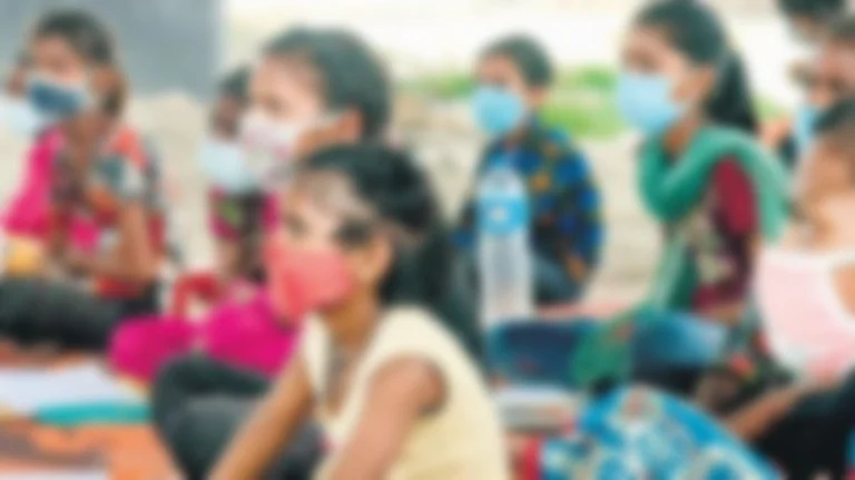 பள்ளி மாணவிகளை நிர்வாணப்படுத்தி சோதனை : மகாராஷ்டிராவில் பள்ளி முதல்வர் உள்பட 8 பேர் கைது!