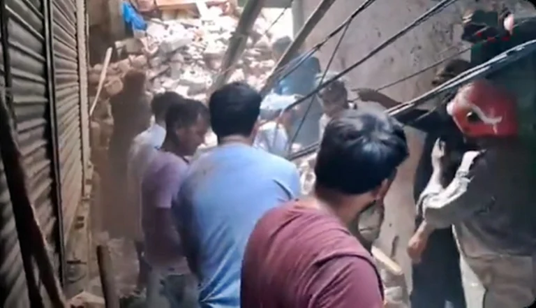 டெல்லியில் 4 மாடிக் கட்டடம் இடிந்து விபத்து: குழந்தை உட்பட 8 பேர் படுகாயம்