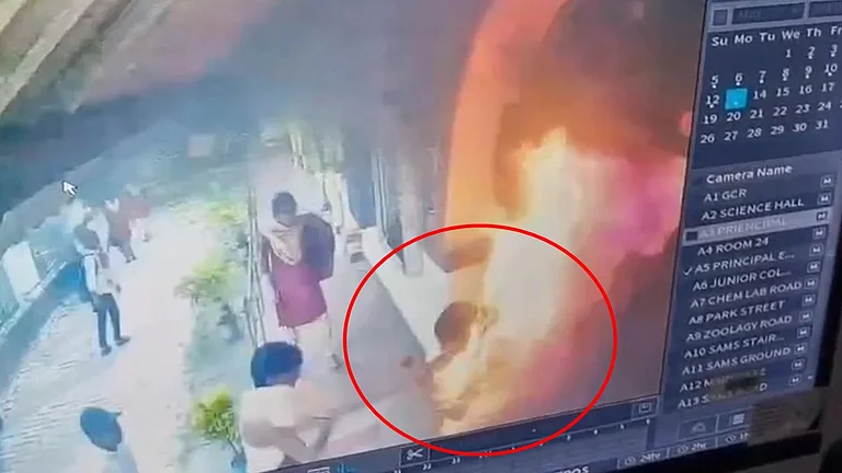 பாலியல் துன்புறுத்தலால் தீக்குளித்த ஒடிசா மாணவி மரணம்