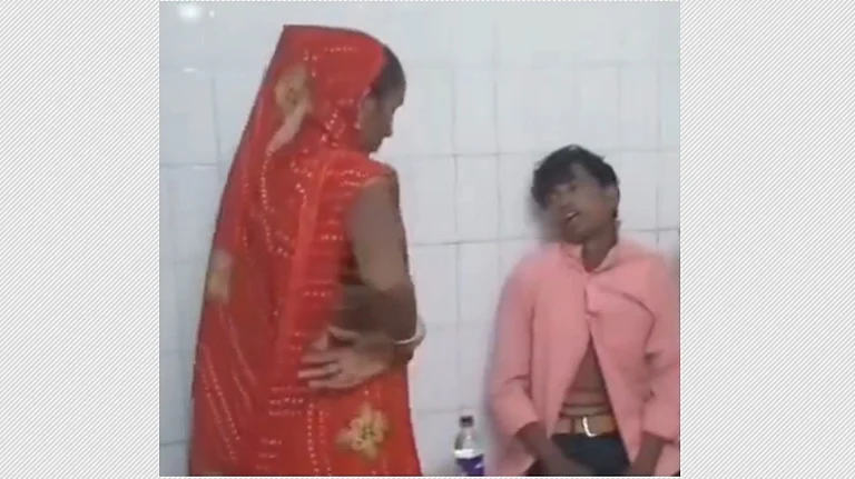 மதுபோதையில் உயிருள்ள பாம்பை விழுங்கிய நபர்: உத்தரப் பிரதேசத்தில் அதிர்ச்சி!