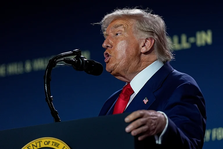 டிரம்ப் அதிரடி: கூகுள், ஆப்பிள் உட்பட அமெரிக்க நிறுவனங்களில் இந்தியர்களுக்குத் தடை?