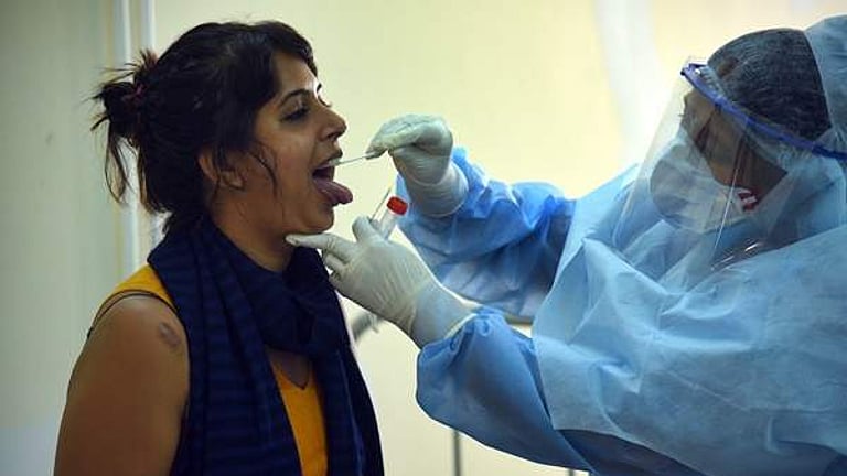 கொரோனா தடுப்பூசிக்கும், திடீா் மரணங்களுக்கும் எந்த தொடா்பும் இல்லை – ஆய்வுகளின் மூலம் நிரூபிக்கப்பட்டுள்ளதாக மத்திய அரசு தெரிவிப்பு