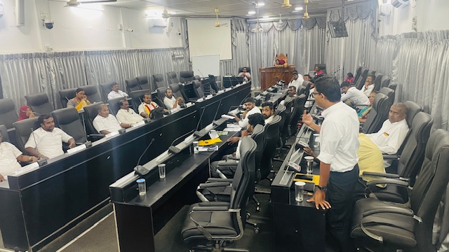 வருடத்துக்கு 6 கோடி ரூபா நிதி வழங்கியும் யாழ். மாநகரத்தில் கழிவகற்றல் முறையாக இடம்பெறவில்லை! – கபிலன் குற்றச்சாட்டு.