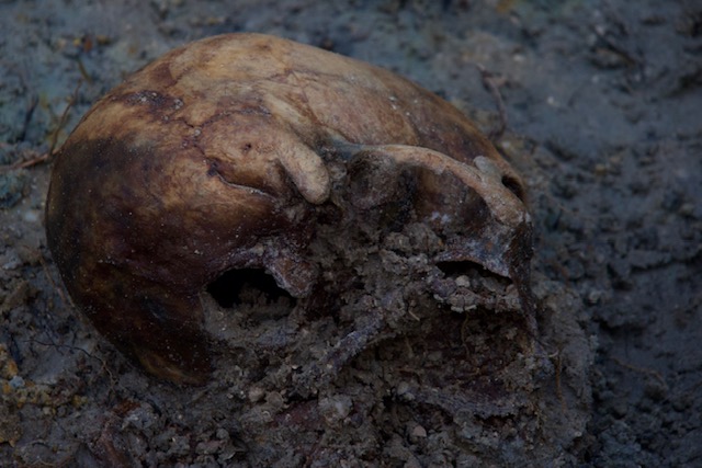 எலும்பு எச்சங்கள் காணப்பட்டதையடுத்து   கால்வாய் அமைக்கும் நடவடிக்கை நிறுத்தம்  – புதிய பகுதியில் அகழ்வுப் பணி தொடர்கின்றது.