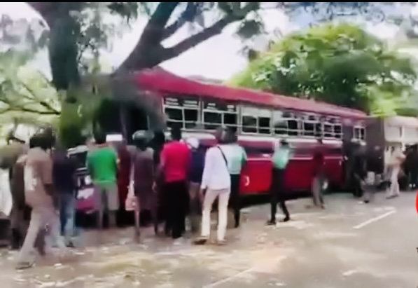 பருத்தித்துறையில் இருந்து கொழும்பு நோக்கிப் பயணித்த  இ.போ.ச. பஸ் சிலாபத்தில் மரத்துடன் மோதி விபத்து!