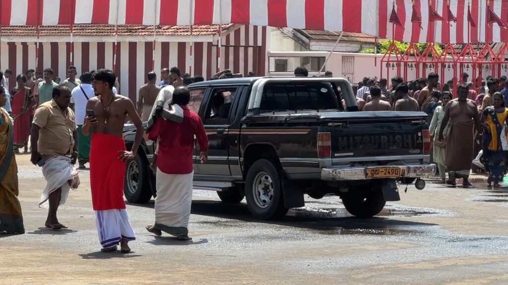 நல்லூருக்குள் அத்துமீறி நுழைந்த இராணுவ வாகனம்.