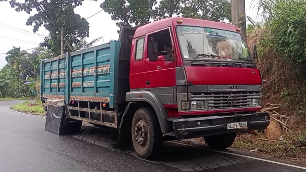 லொறி – மோட்டார் சைக்கிள் விபத்தில் மனைவி மரணம்; கணவர் படுகாயம்  – கினிகத்தேனையில் அதிகாலை துயரம்.