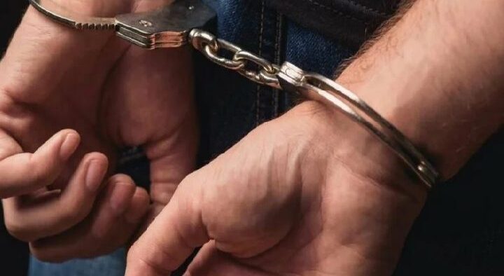 வத்தளையில் குடும்பஸ்தர் படுகொலை: சந்தேகநபர் ஒருவர் வாள்களுடன் கைது!