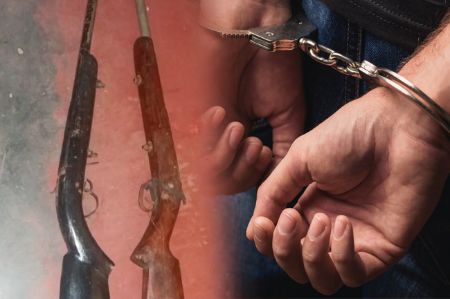 உள்நாட்டுத் துப்பாக்கிகளுடன் குடும்பஸ்தர்கள் மூவர் சிக்கினர்  மூன்று உள்நாட்டுத் துப்பாக்கிகளுடன் மூவர் கைது செய்யப்பட்டுள்ளனர் .