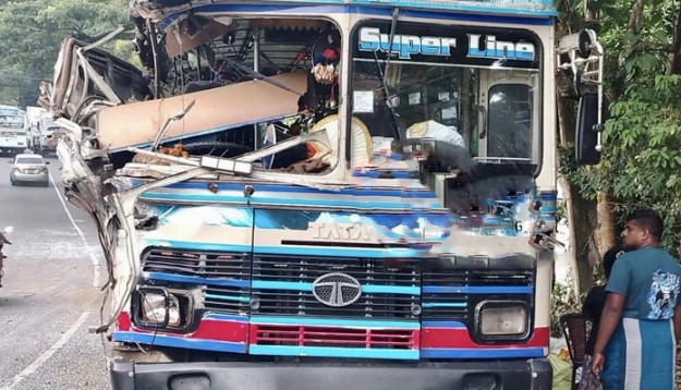 இரு பஸ்கள் நேருக்கு நேர் மோதி கோர விபத்து!  – ஒருவர் மரணம்; 22 பேர் காயம்.