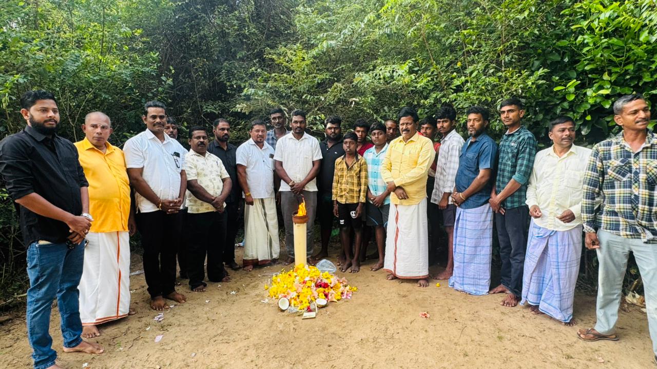 செஞ்சோலை வளாகத்தில் உயிரிழந்த உறவுகளுக்கு அஞ்சலி.