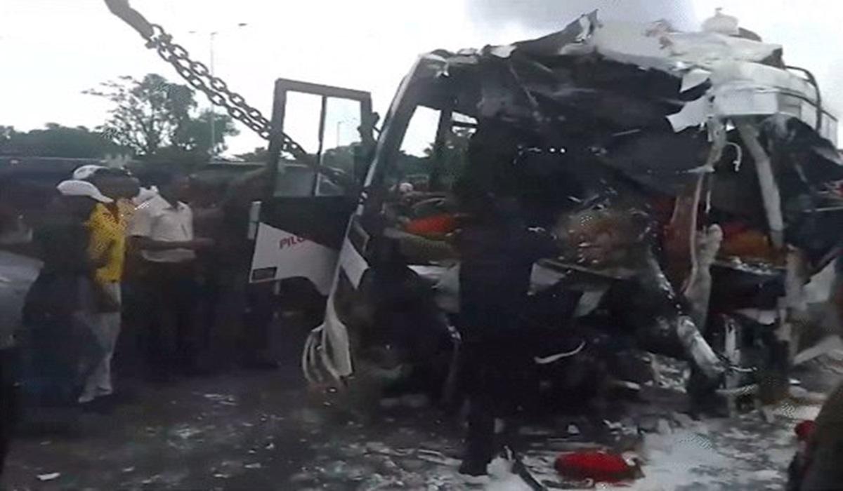 மேற்கு வங்கத்தில் கோர விபத்து: சாலையோர லாரி மீது பேருந்து மோதியதில் 11 பேர் பலி