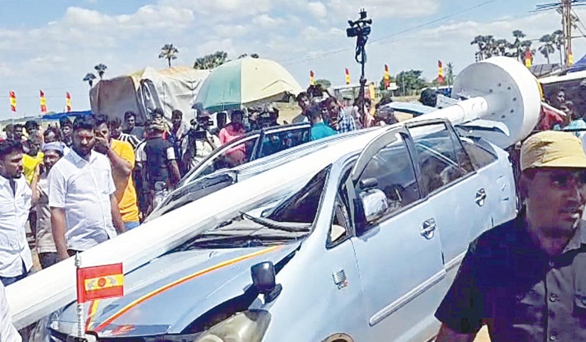 விஜய் மாநாட்டு திடலில் 100 அடி கொடிக்கம்பம் விழுந்து விபத்து; பேனர் வைக்கும் போது மின்சாரம் தாக்கி மாணவர் பலி!