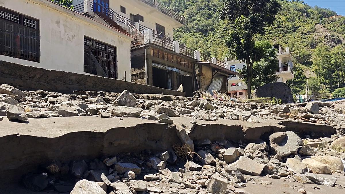 ஜம்மு காஷ்மீரில் சோகம்: நிலச்சரிவில் சிக்கி ஒரே குடும்பத்தைச் சேர்ந்த 7 பேர் பலி