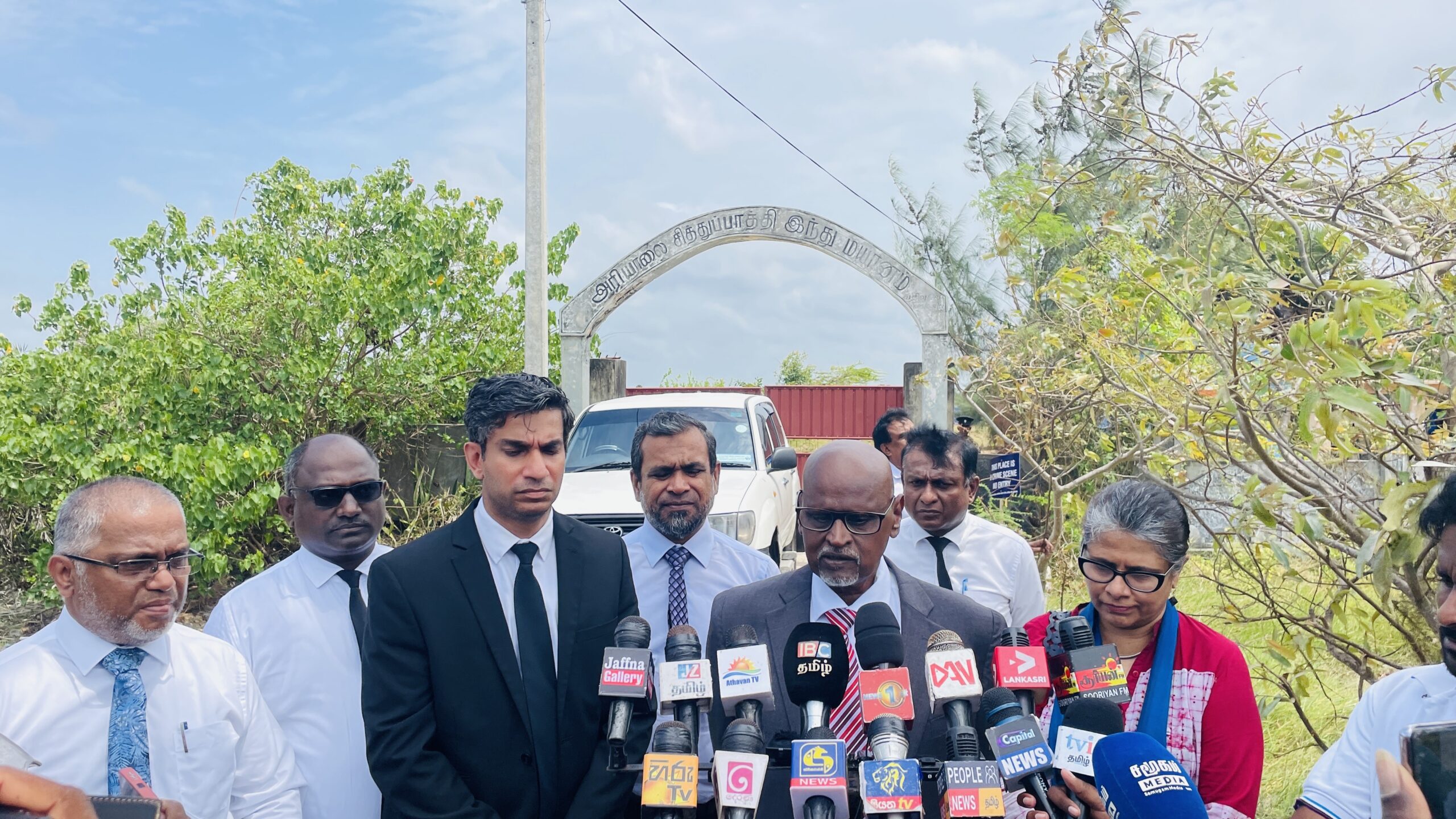 செம்மணி மனிதப் புதைகுழிப் பகுதிக்கு இலங்கை மனித உரிமைகள் ஆணைக்குழு விஜயம்! – அகழ்வுப் பணிகளைப் பார்வையிட்டனர்.