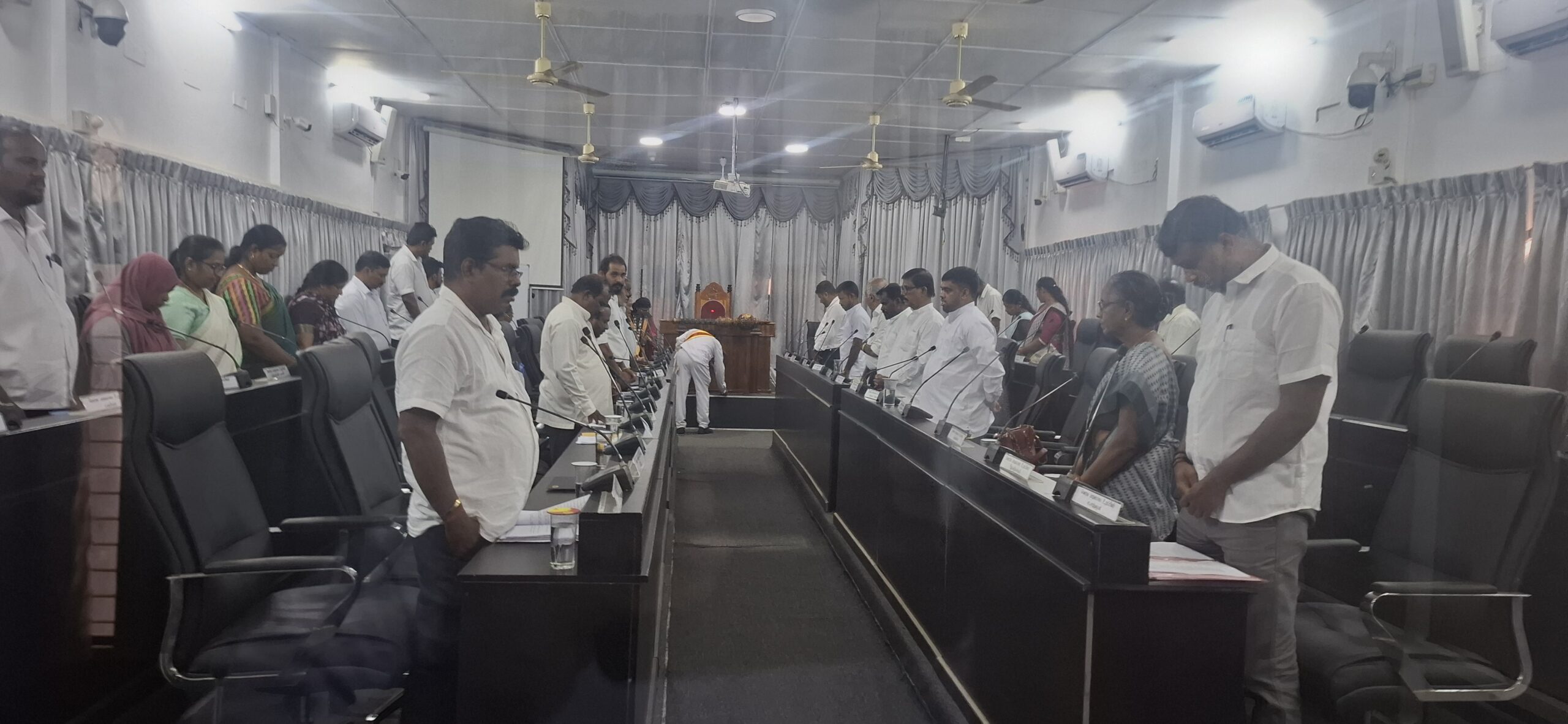 செஞ்சோலையில் கொல்லப்பட்டோருக்கு யாழ். மாநகர சபை அமர்வில் அஞ்சலி!