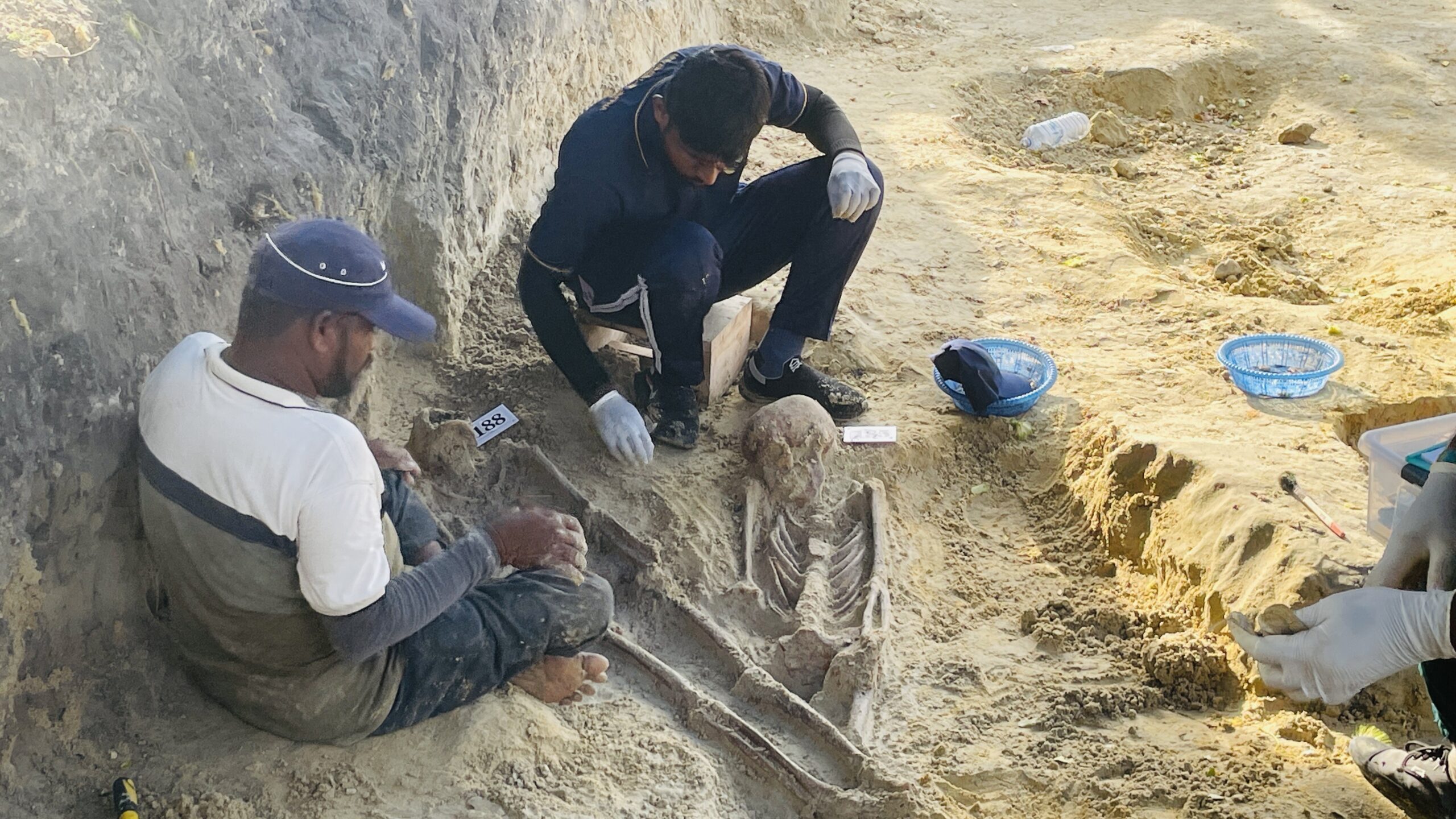 நேற்றும் ஒன்றன் மேல் ஒன்றாக 2 எலும்புக்கூடுகள் அடையாளம்.