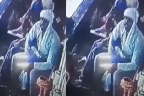 சக ஊழியர்களுடன் பேசிக் கொண்டிருக்கும் போதே மாரடைப்பால் உயிரிழந்த டெலிவரி ஊழியர்!