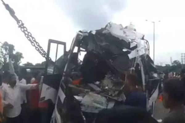 மேற்கு வங்கத்தில் சரக்கு லாரி மீது பேருந்து மோதிய விபத்தில் பிகாரைச் சோ்ந்த 10 போ் உயிரிழப்பு!