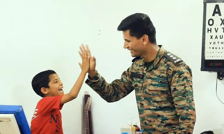 ராணுவ வீரரின் மனிதாபிமானம்: வாய் பேச முடியாத சிறுவனை பேச வைத்த ராணுவ டாக்டர்