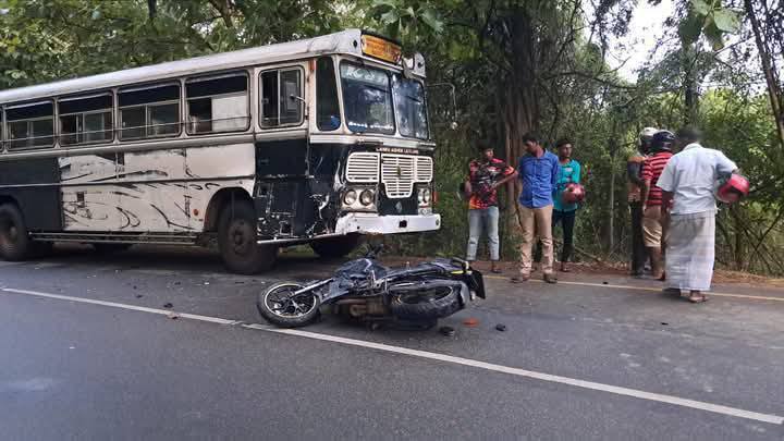 பஸ்ஸுடன் மோட்டார் சைக்கிள் கட்டுப்பாட்டை இழந்து மோதுண்ட விபத்தில் ஒருவர் படுகாயம் .