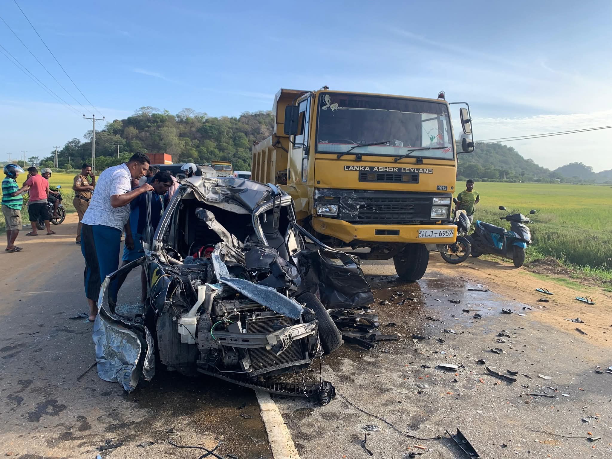 மூதூரில் டிப்பர் – கார் மோதி கோர விபத்து! விவசாய போதனாசிரியர் பரிதாப மரணம்!!  – இளைஞர் ஒருவர் படுகாயம்.